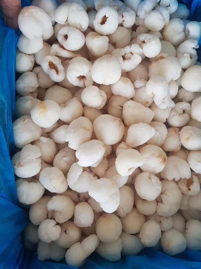 冷凍した全粒の皮が剥がれたリチー 大量紙箱包装 IQF 甘い味のリチー果実とマンゴー 保存果実の種類 4